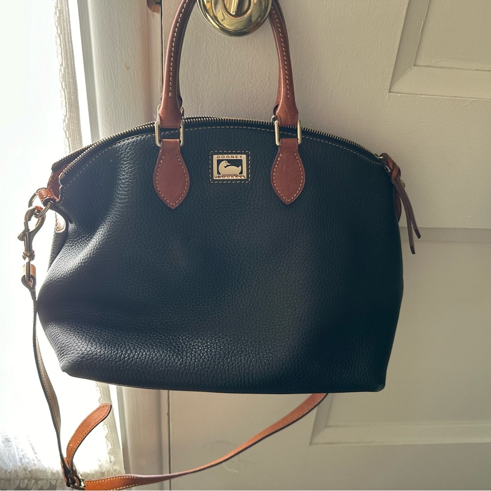 Dooney & Bourke shoulder/cross body bag.